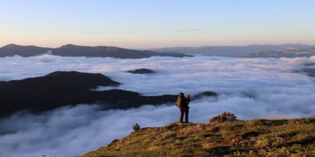 Doğaseverler ve fotoğraf tutkunları buraya bayılıyor! Denizden tam 1815 metre yükseklikte: Sis denizi manzarası eşsiz… 3